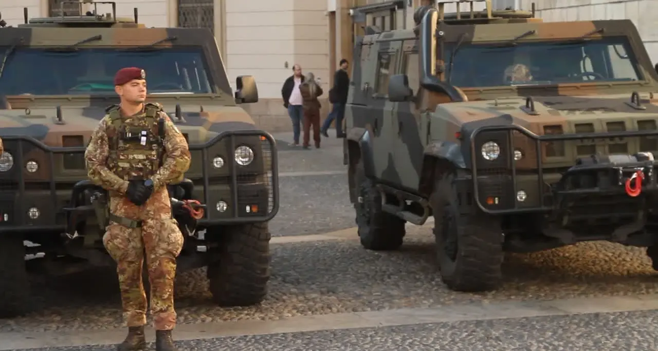 Cortei a Milano, il centro è blindato e in piazza Duomo ci sono i Lince