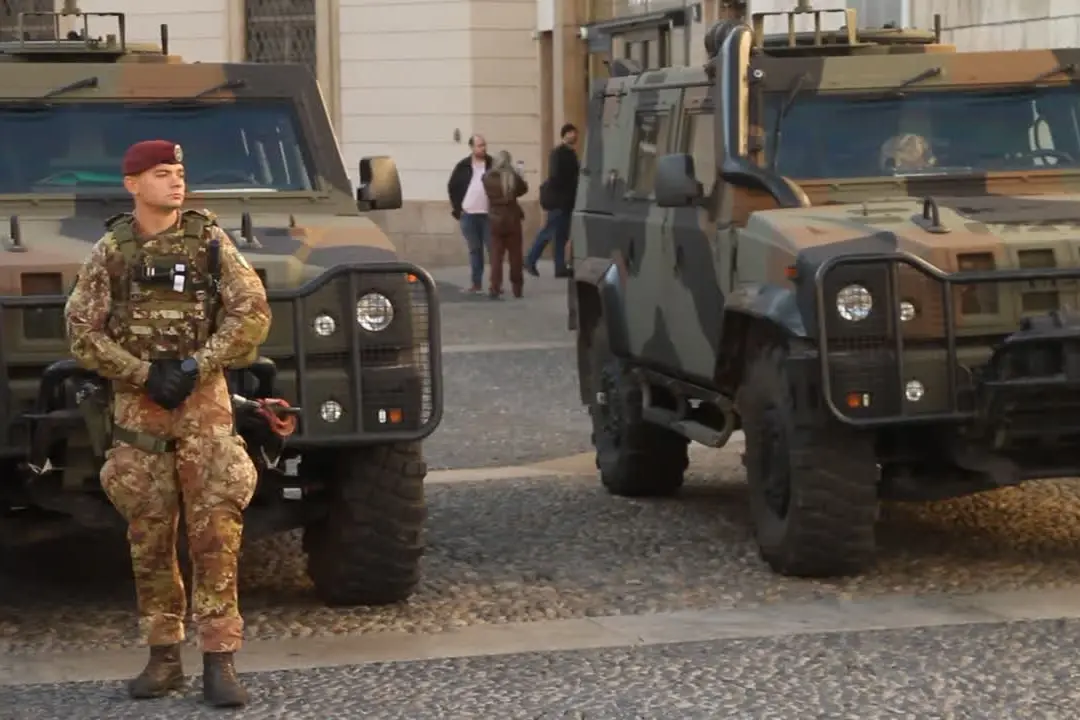Cortei a Milano, il centro è blindato e in piazza Duomo ci sono i Lince