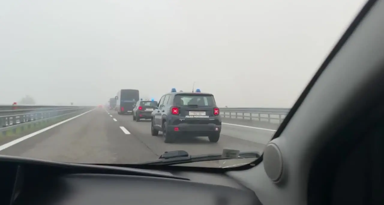 Torino, imponente colonna di polizia penitenziaria e Gom in autostrada