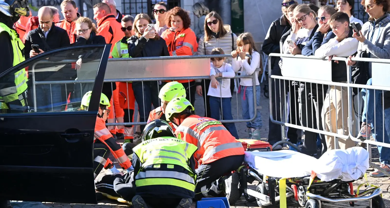 Trento, terribile schianto in piazza Duomo. Ma è un'esercitazione