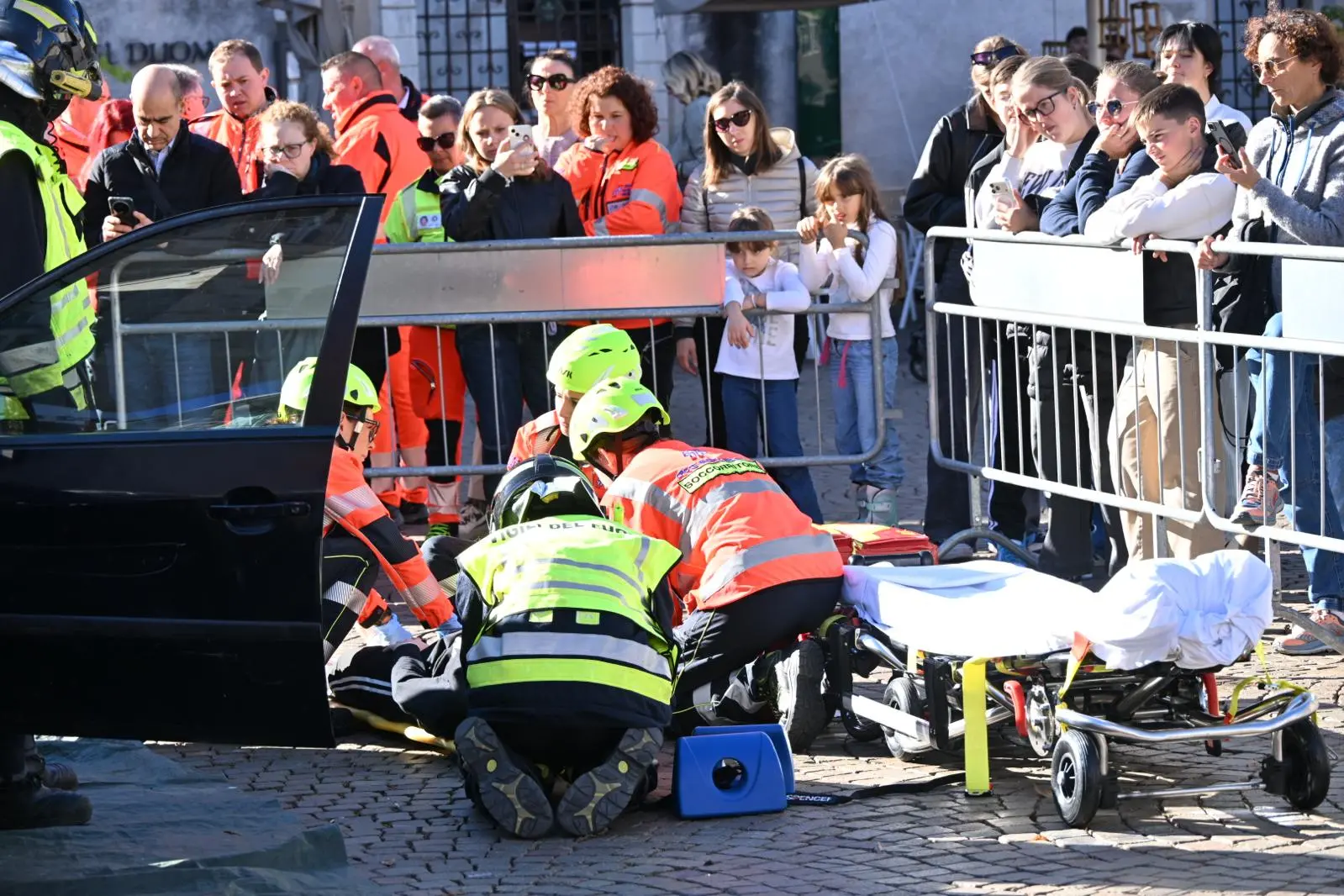 Trento, terribile schianto in piazza Duomo. Ma è un'esercitazione