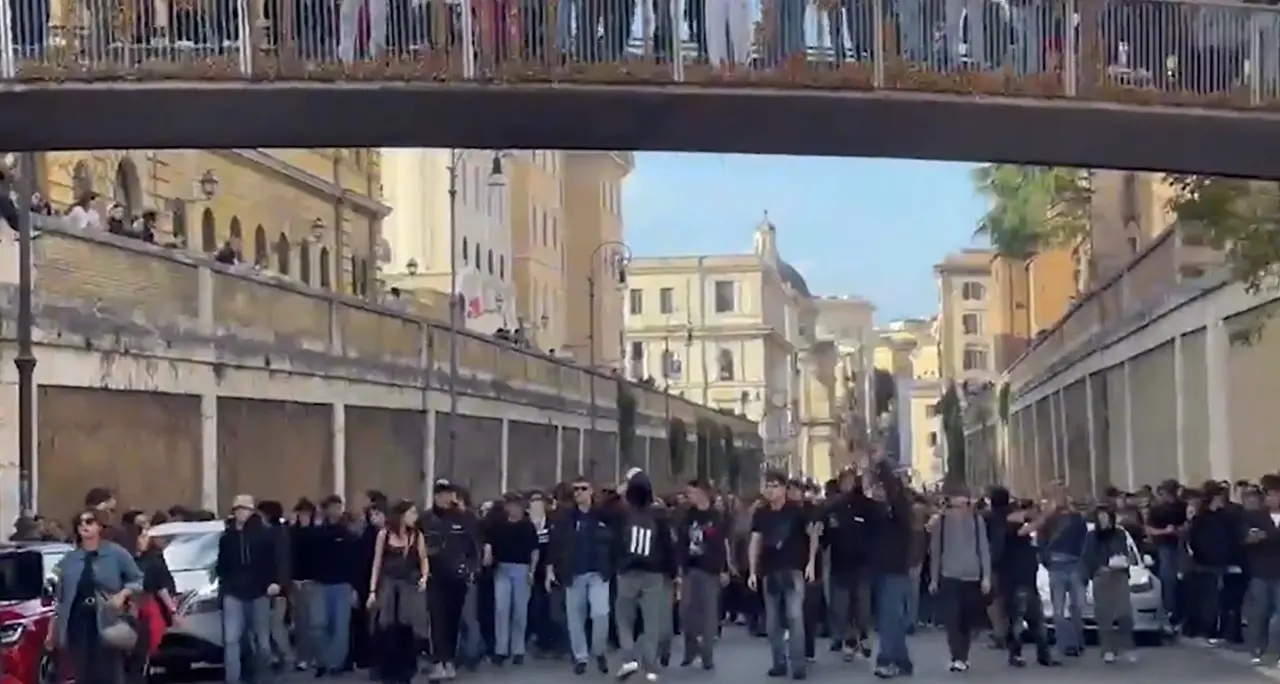 Roma, il corteo scende lungo via Cavour e svolta verso il Colosseo