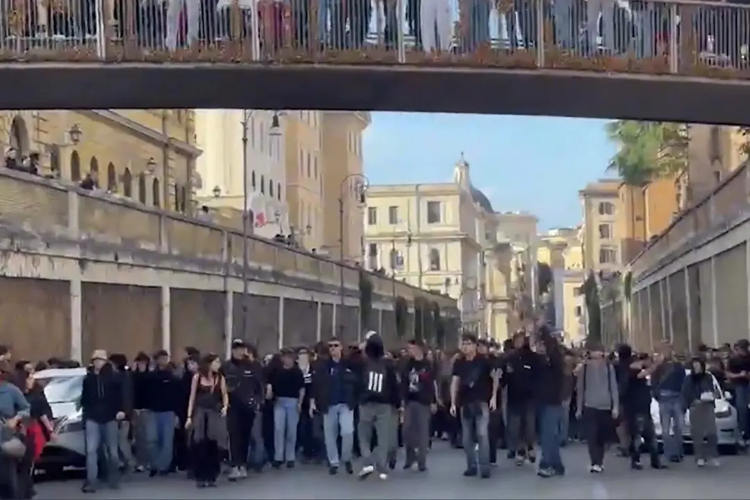 Roma, il corteo scende lungo via Cavour e svolta verso il Colosseo