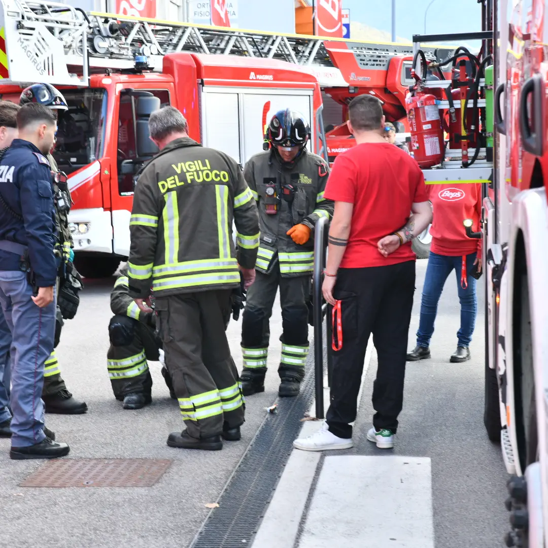 Allarme incendio da Bep's a Trento: fiamme vicino a uno scaffale, danni limitati
