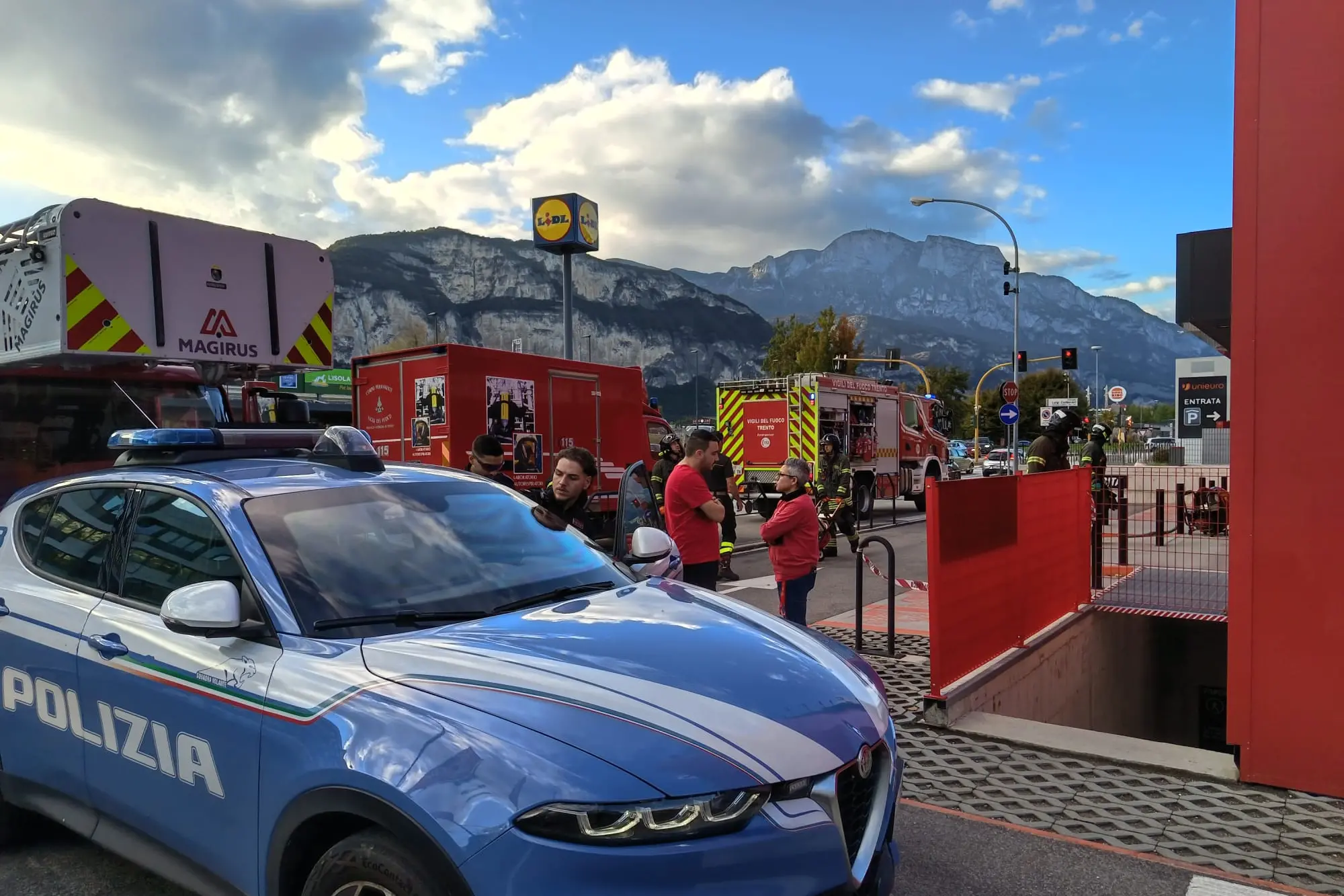 Trento, principio di incendio da Bep's: in via Brennero vigili e polizia in massa