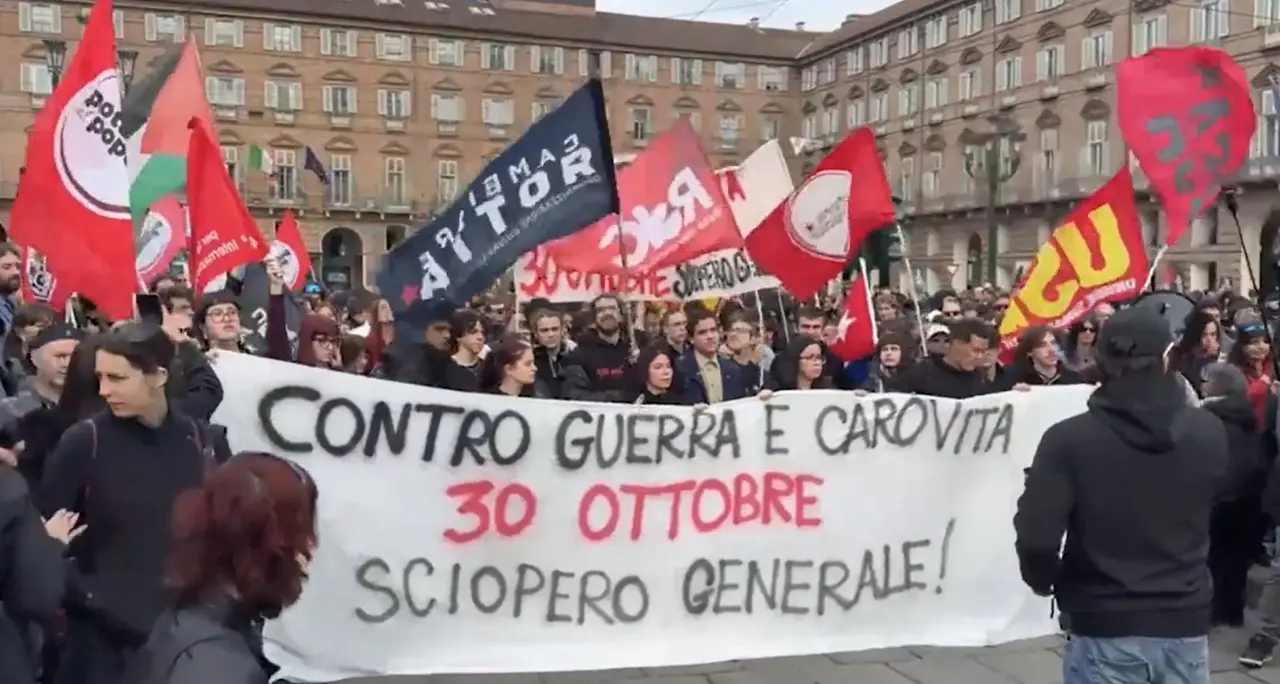 Torino, corteo contro il riarmo: \"Noi la guerra non la paghiamo\"
