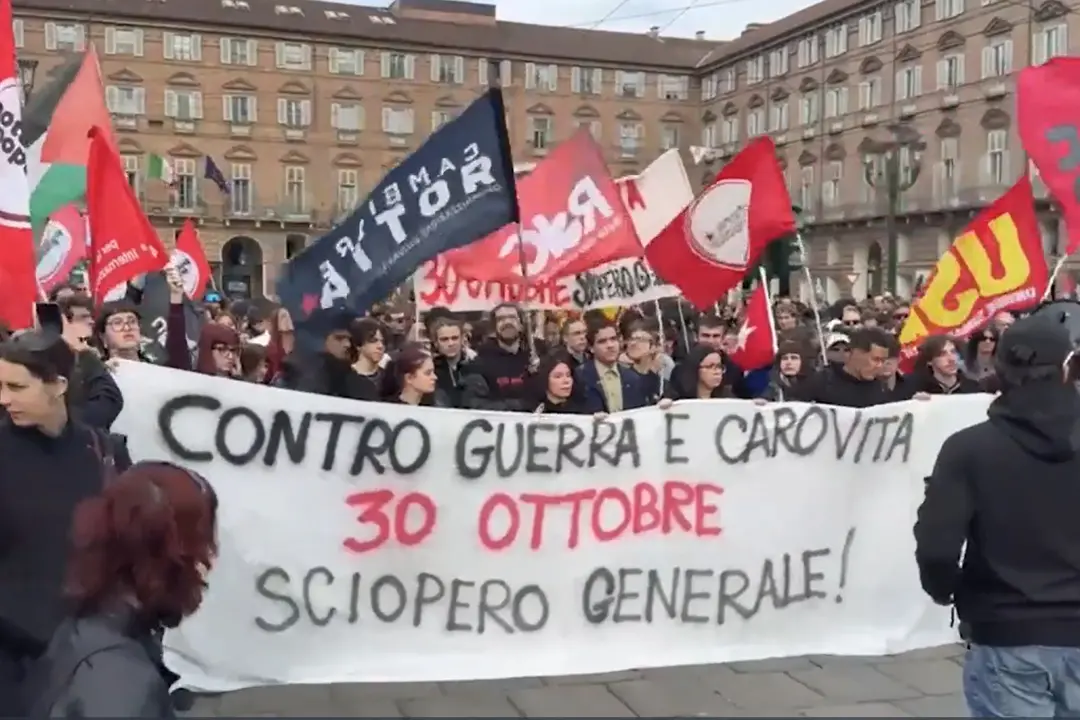Torino, corteo contro il riarmo: \"Noi la guerra non la paghiamo\"