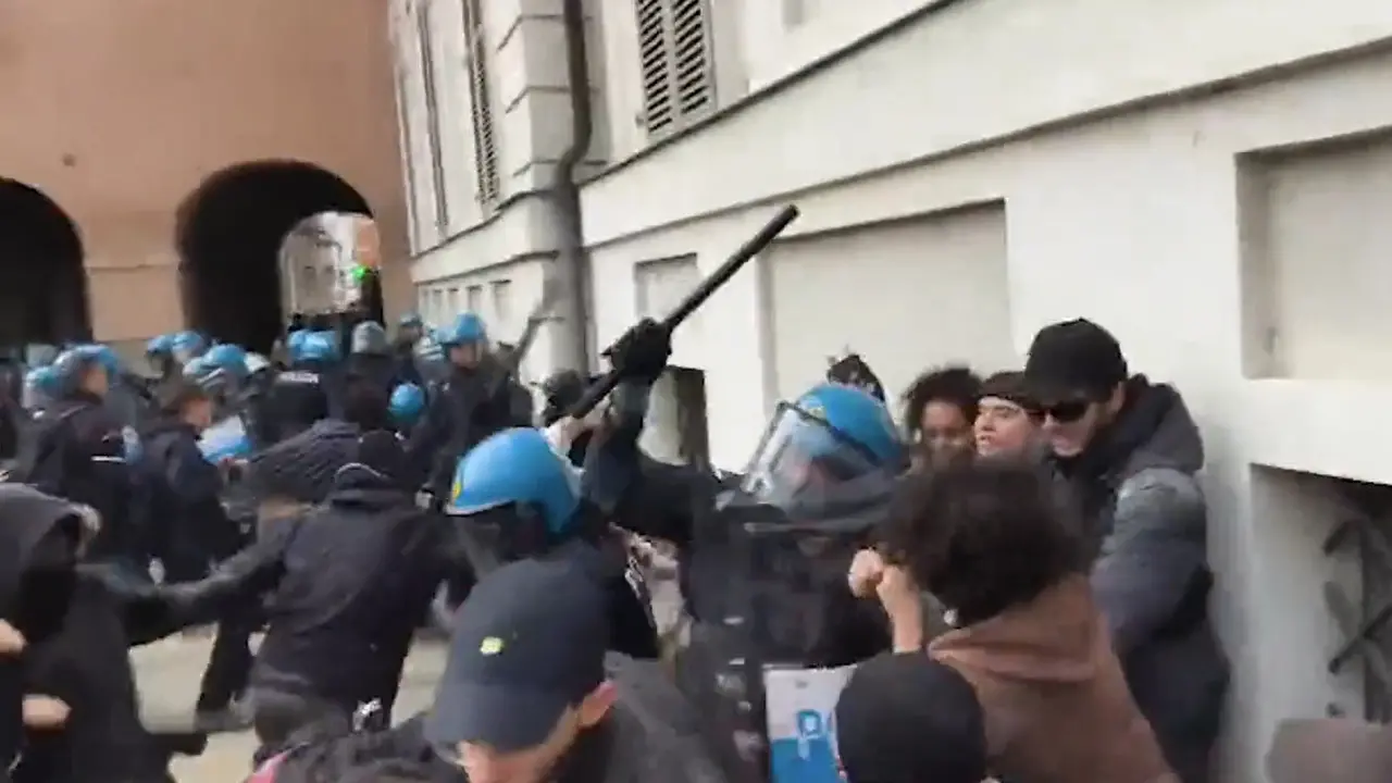Torino, contatto fra manifestanti e Forze dell'ordine