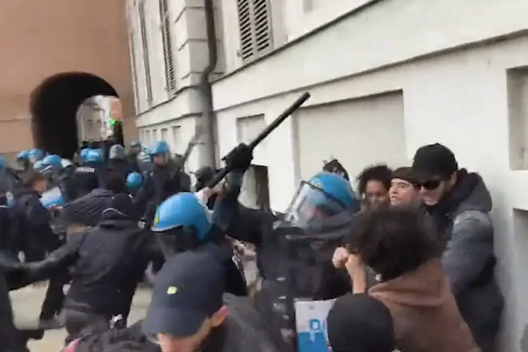 Torino, contatto fra manifestanti e Forze dell'ordine