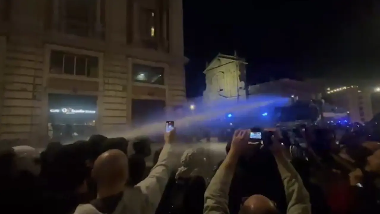 Corteo a Roma, manifestanti e Forze dell'ordine si fronteggiano in via V. E. Orlando