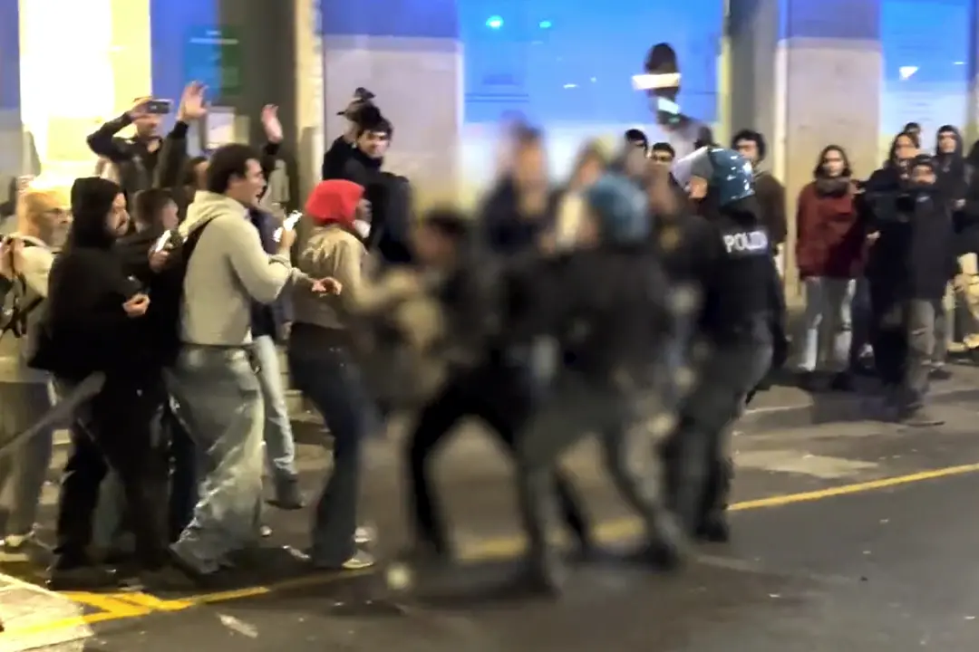 Corteo a Bologna, scontri con le Forze dell'ordine in centro