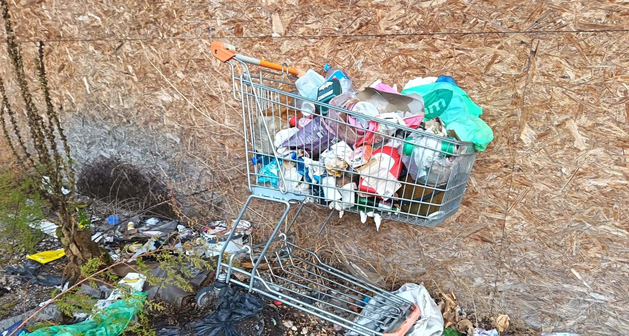 Ex Atesina, il parcheggio di via Marconi diventa una discarica