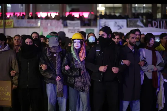 Manifestazioni per il diritto alla casa e scontri con la polizia a Lisbona e Porto