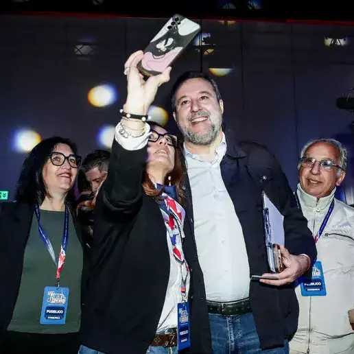 Salvini resta segretario della Lega e sfida il governo sull’Ucraina: «Stop agli aiuti»