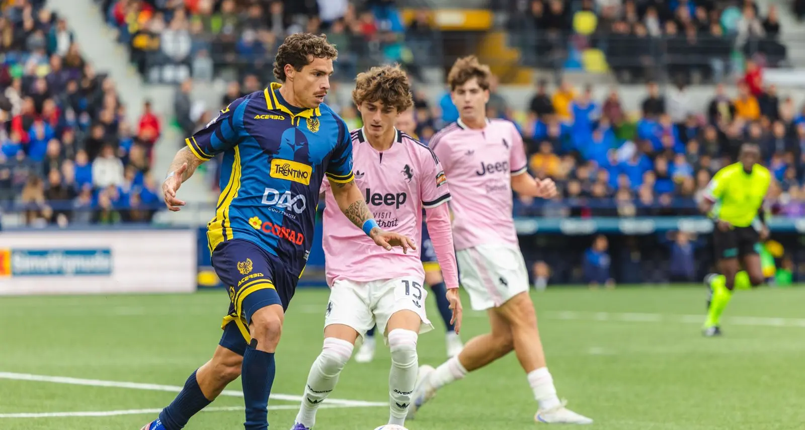 Trento da urlo! Rimonta e batte la Juventus Next Gen 2-1: Molina e Ladisa fanno esplodere i gialloblù