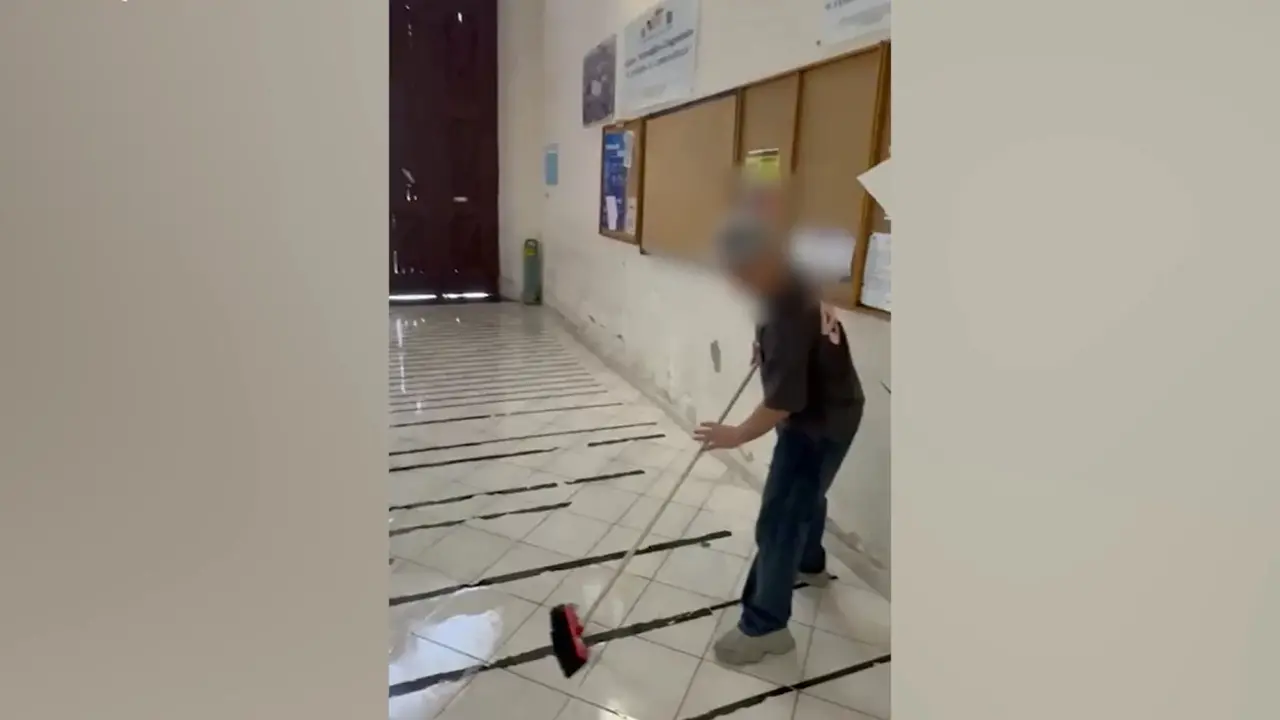 Napoli, studenti ripuliscono la scuola dopo giorni di occupazione
