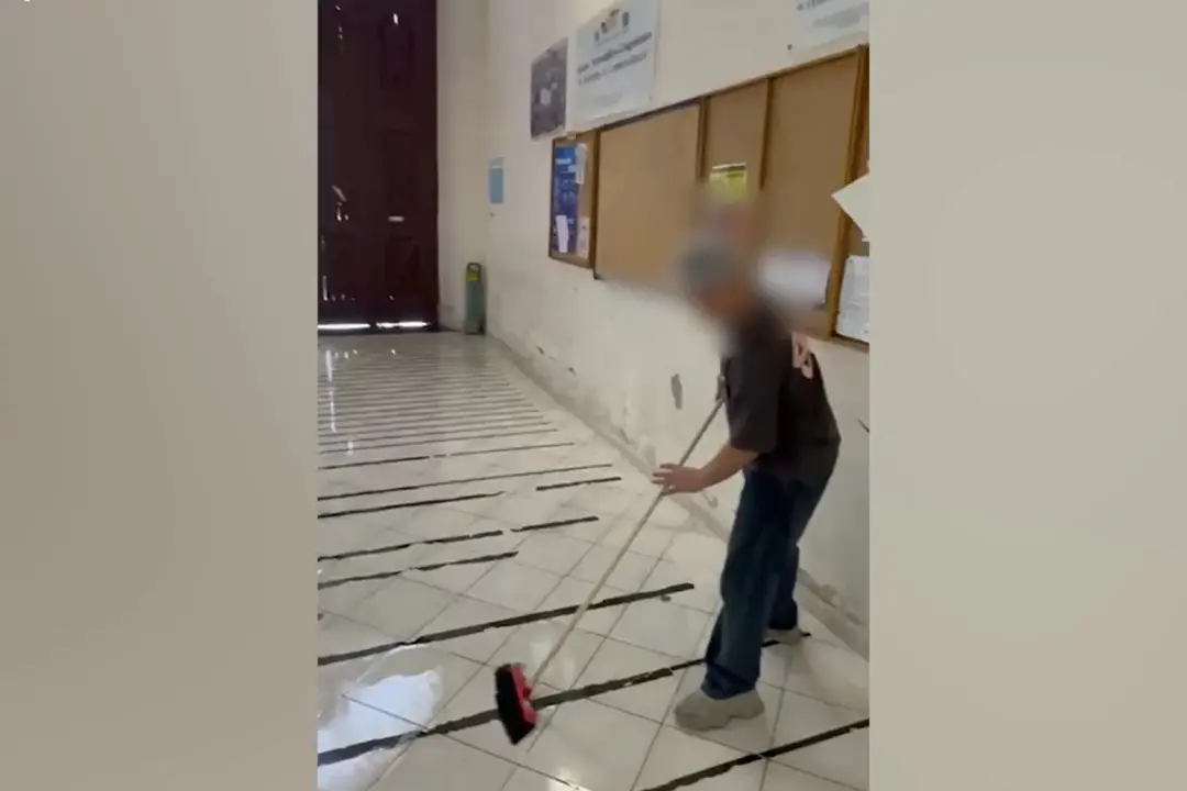 Napoli, studenti ripuliscono la scuola dopo giorni di occupazione