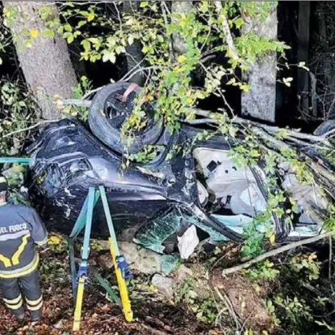 Revò, vola con l'auto nella scarpata 90 minuti per estrarre il ferito
