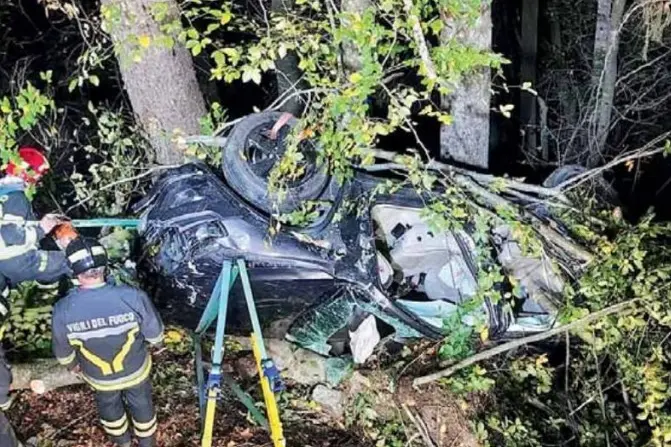 Revò, vola con l'auto nella scarpata 90 minuti per estrarre il ferito