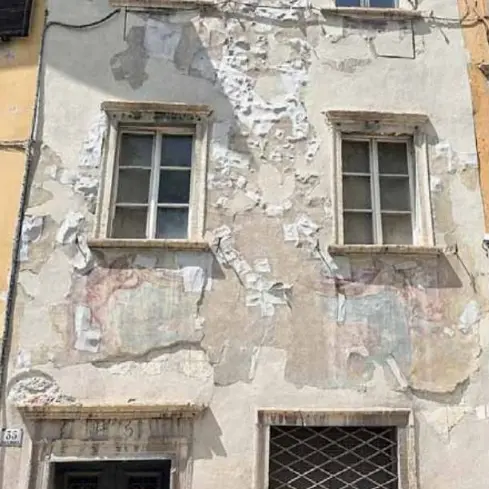 Trento: si sgretola l'affresco storico dell'ex Questura, ma per il restauro tutto è fermo da 3 anni