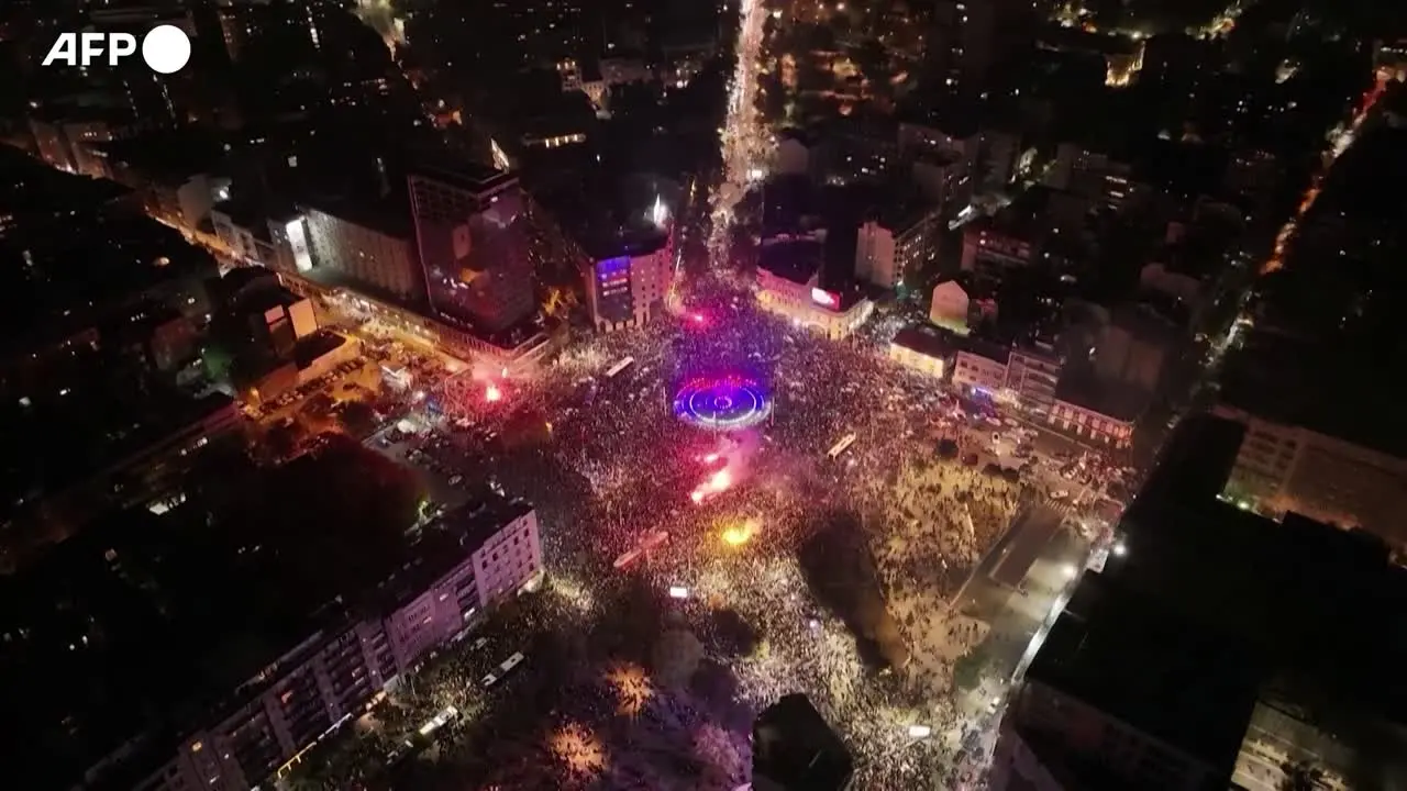 Belgrado in festa, esultanza nelle piazze