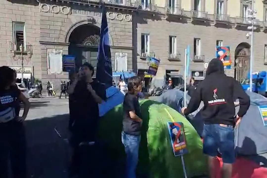 \"Sfrattiamo Manfredi\", a Napoli studenti con le tende contro il caro affitti