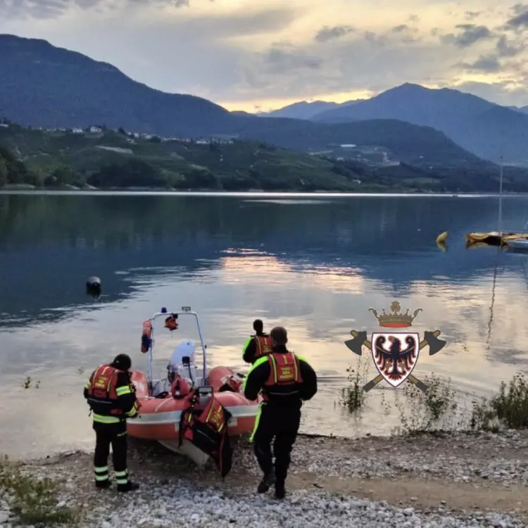 Lago di Santa Giustina, barca in avaria: intervengono i vigili del fuoco
