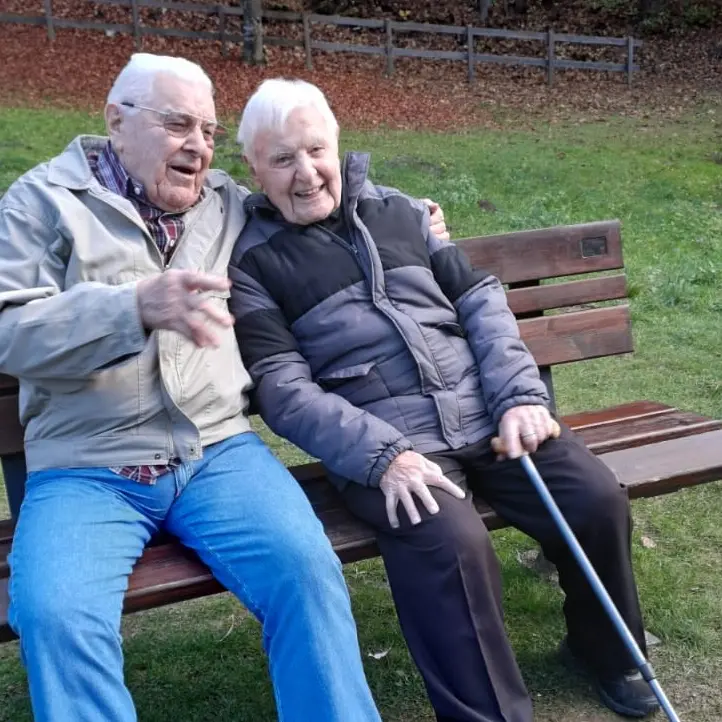 Torna dal Giappone a 99 anni e riabbraccia il fratello di 97: la storia dei Simoncelli