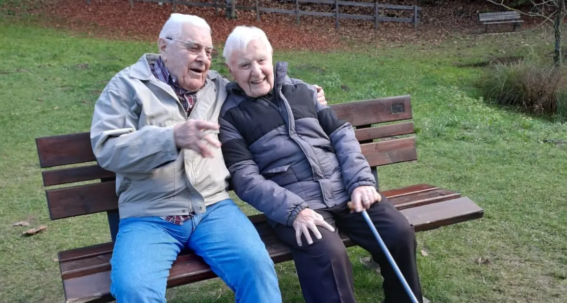 Torna dal Giappone a 99 anni e riabbraccia il fratello di 97: la storia dei Simoncelli
