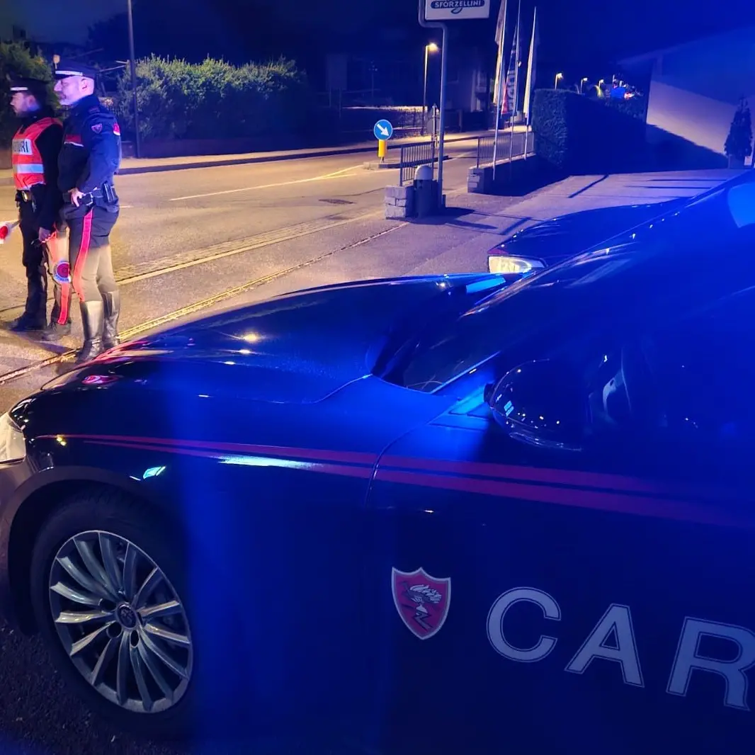 Ubriaco vaga nella galleria della statale 12 e aggredisce i carabinieri: arrestato un 32enne