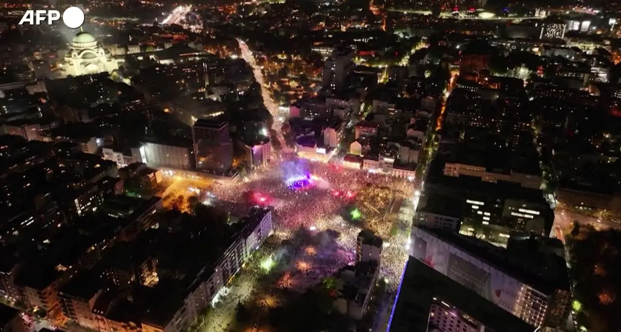 Serbia, in decine di migliaia a Belgrado per la vittoria della lista studentesca