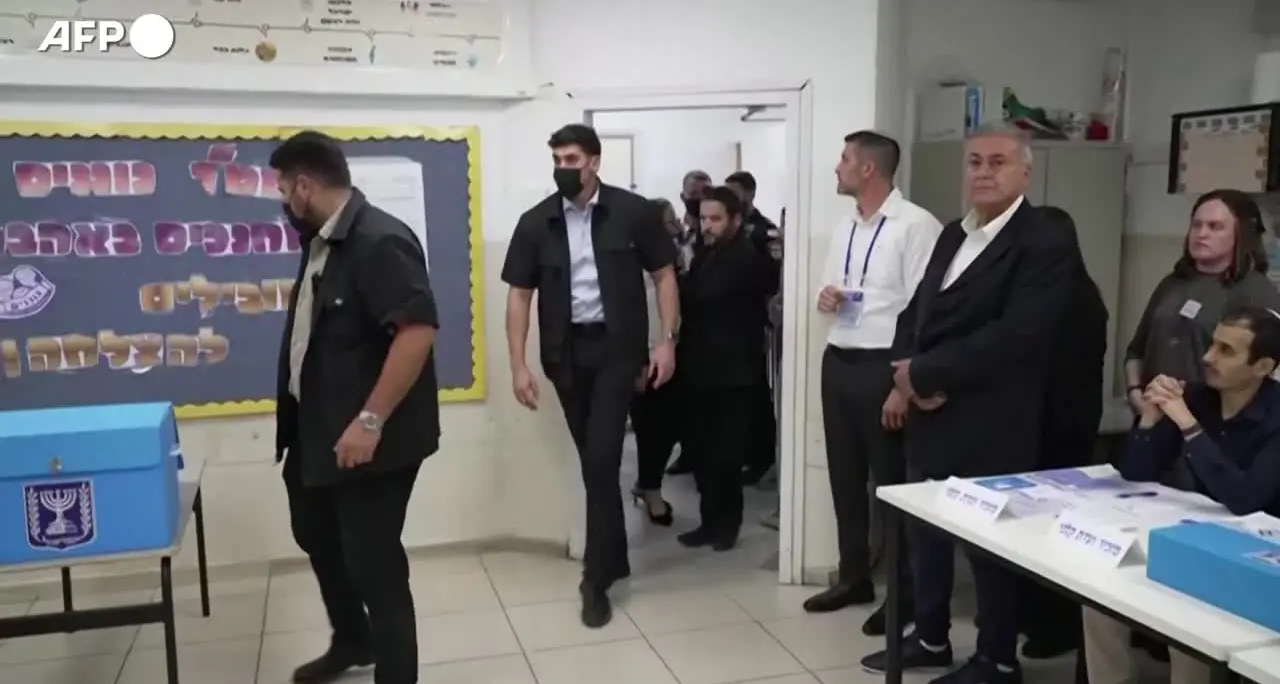 Netanyahu alle urne con la moglie invita gli elettori a “votare come si deve”
