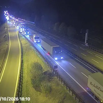 Grave incidente a Chiusa: gru danneggia una galleria sull'A22, traffico bloccato verso nord