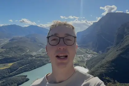 Bidone in legno al belvedere, Simone Sommadossi risponde alle critiche: «C’è un accordo con il Comune»