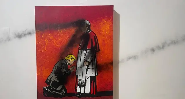 Blitz di 3 incappucciati alla mostra di Laika, imbrattate tutte le opere