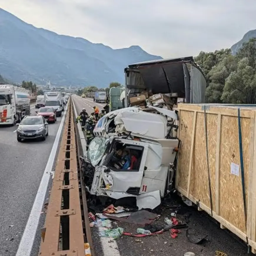 A22, tamponamento tra camion a Rovereto: due autisti feriti e traffico bloccato