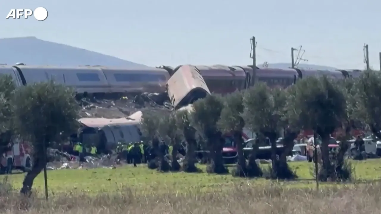 Scontro tra due treni in Spagna, i passeggeri portati in salvo dai vagoni