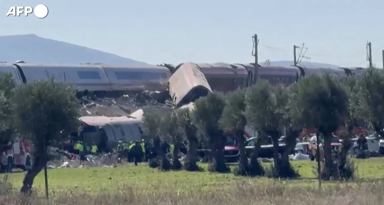 Scontro tra due treni in Spagna, i passeggeri portati in salvo dai vagoni