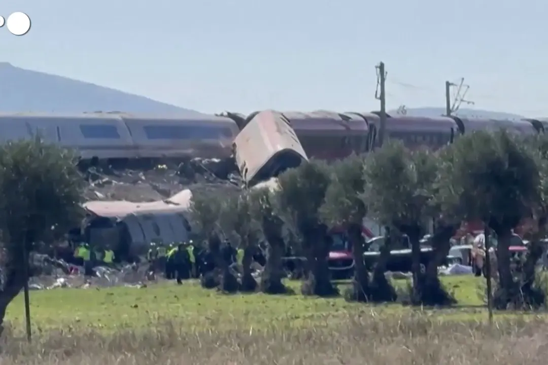 Scontro tra due treni in Spagna, i passeggeri portati in salvo dai vagoni