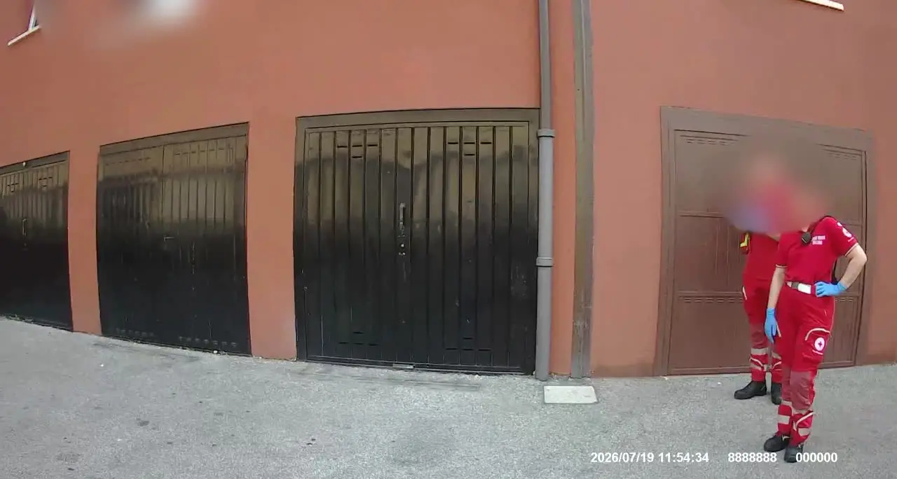 Gli ultimi minuti di Fakir nel video della bodycam di uno degli agenti