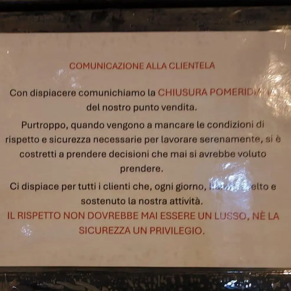 Gardolo, negozio chiude al pomeriggio per paura: scoppia la polemica