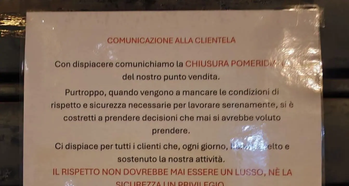 Gardolo, negozio chiude al pomeriggio per paura: scoppia la polemica