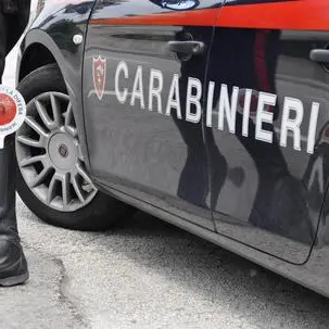 Trento, finto carabiniere truffa due anziani: arrestato con oro e pistola