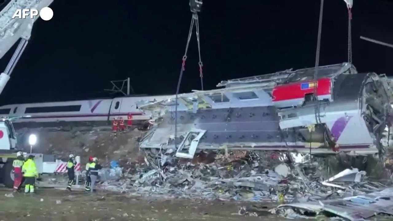 Incidente ferroviario in Spagna, i soccorritori al lavoro sul luogo dell’impatto