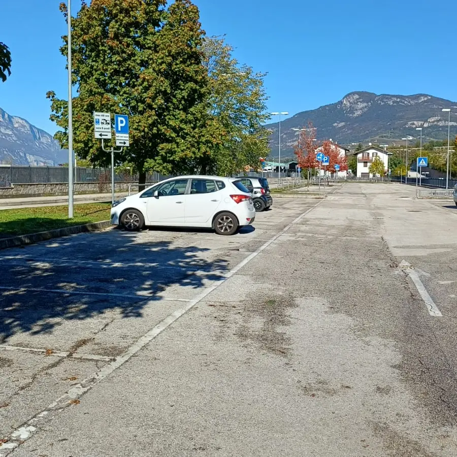 Rimosso un camper abbandonato nel piazzale della stazione di Villazzano