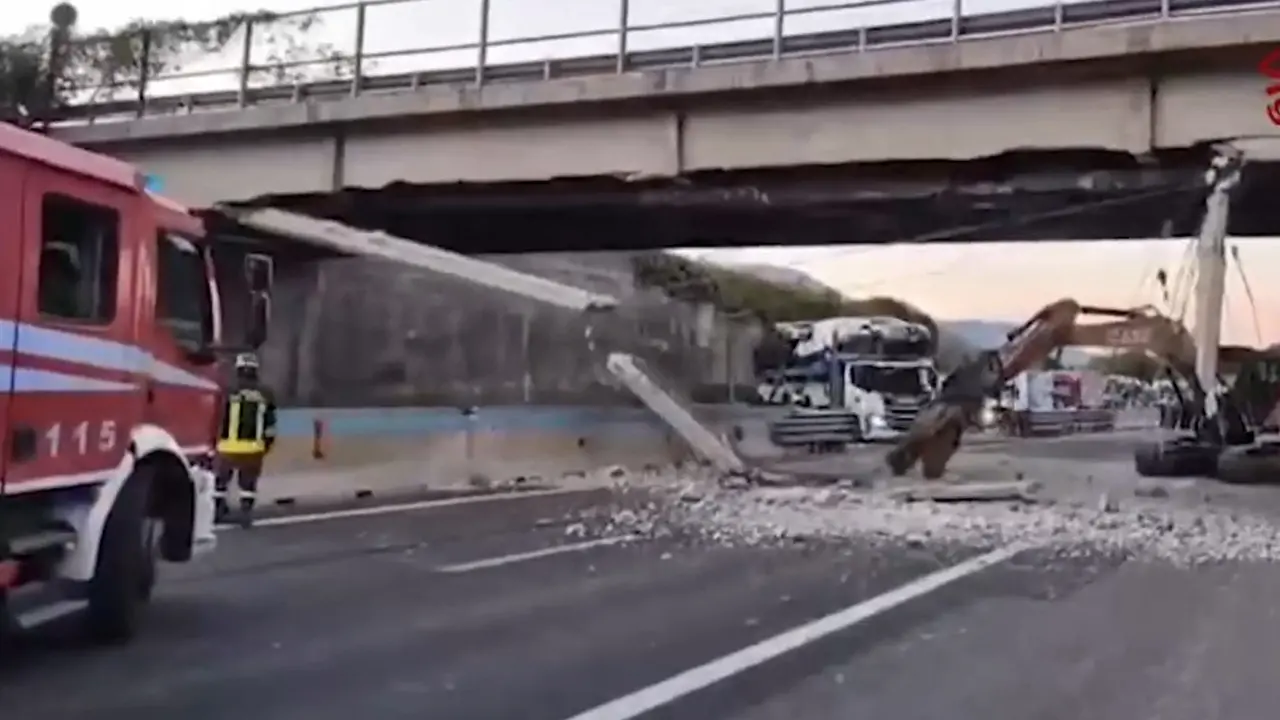 Camion con escavatore urta un cavalcavia sul raccordo Avellino-Salerno