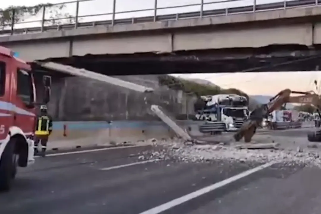 Camion con escavatore urta un cavalcavia sul raccordo Avellino-Salerno