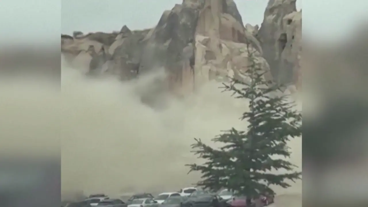 Turchia, crolla un \"camino delle fate\" in Cappadocia: morti e feriti