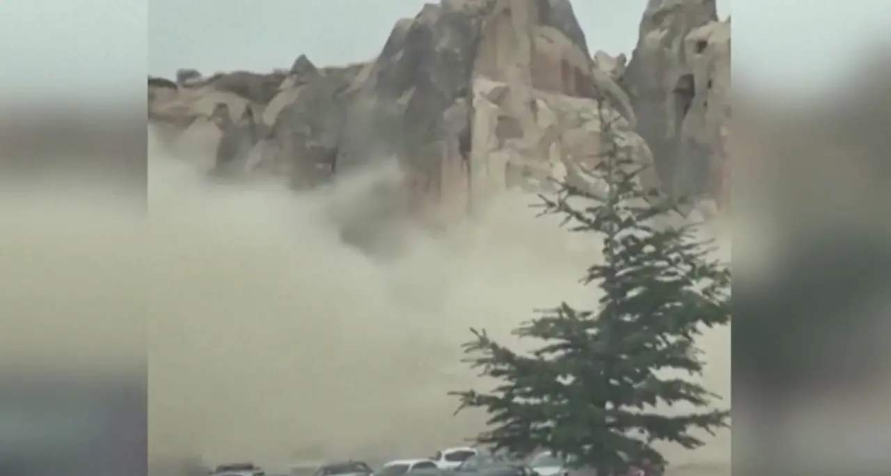Turchia, crolla un \"camino delle fate\" in Cappadocia: morti e feriti