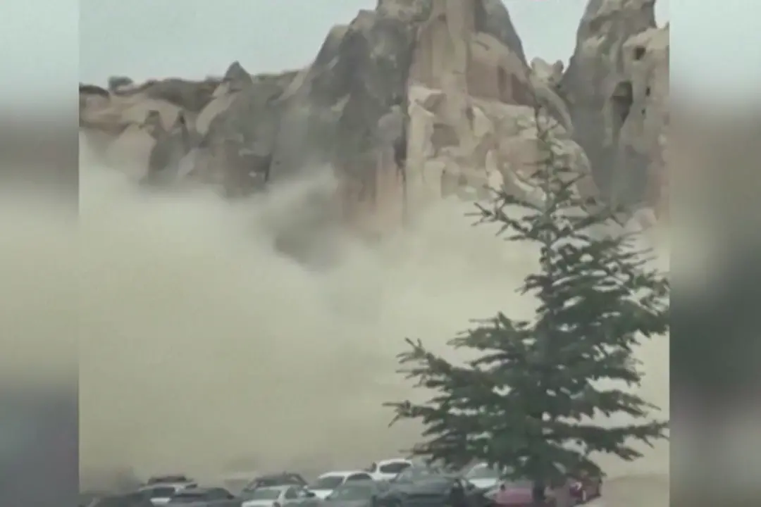 Turchia, crolla un \"camino delle fate\" in Cappadocia: morti e feriti